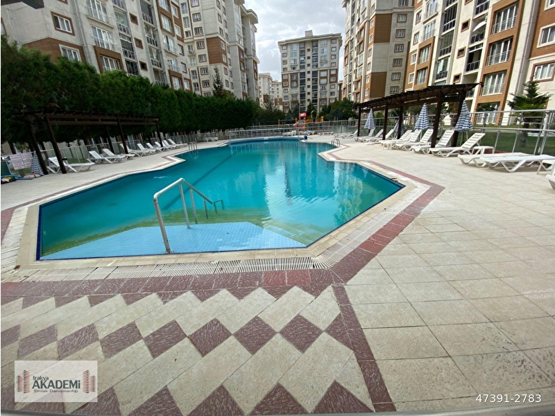 Ergene vadi̇si̇nde ki̇ralik 3+1 140 m2 arakat dai̇re