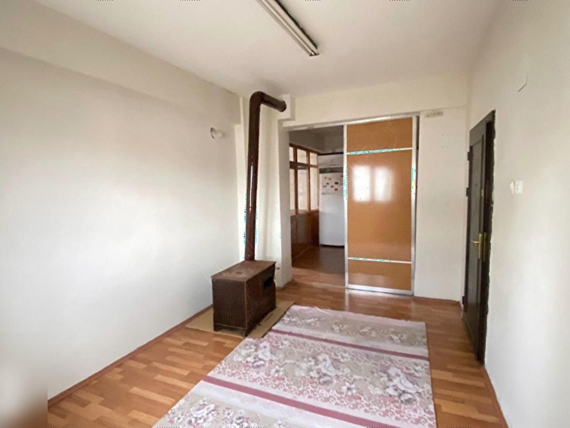 Li̇derden çarşi merkezde satilik eşyali dai̇re
