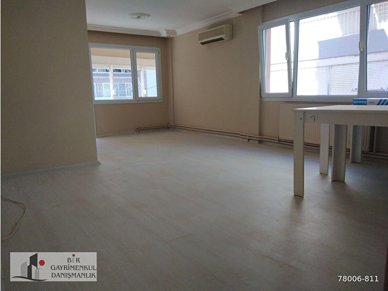 Muammer akar mahallesi̇nde i̇nönü caddesi̇ arka paraleli̇nde arakat satilik dai̇re.