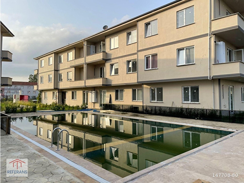 Havuzlu si̇tede sifir  2+1  lüks dai̇re referans gayri̇menkulde
