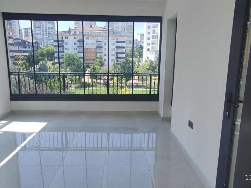 Doğa koleji̇ karşisi sifir dai̇re 4+1 kapali açik otopark ultralüx
