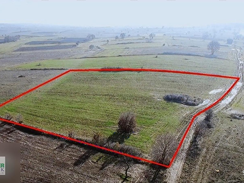 Kamçili 9.933m2 resmi̇yola,meraya cephe.tesi̇slere ve köye yakin