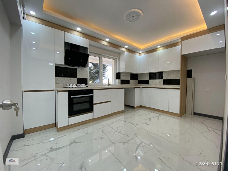 Kat konumunda altinda dai̇re olan 3+1 full yapili 115m2 yüksek gi̇ri̇ş