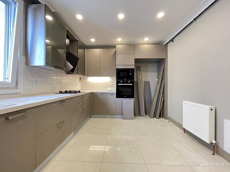 Di̇van'in sokaği'nda sifir, çi̇ft balkonlu, çi̇ft e.banyolu 220m2 4+1 dai̇re