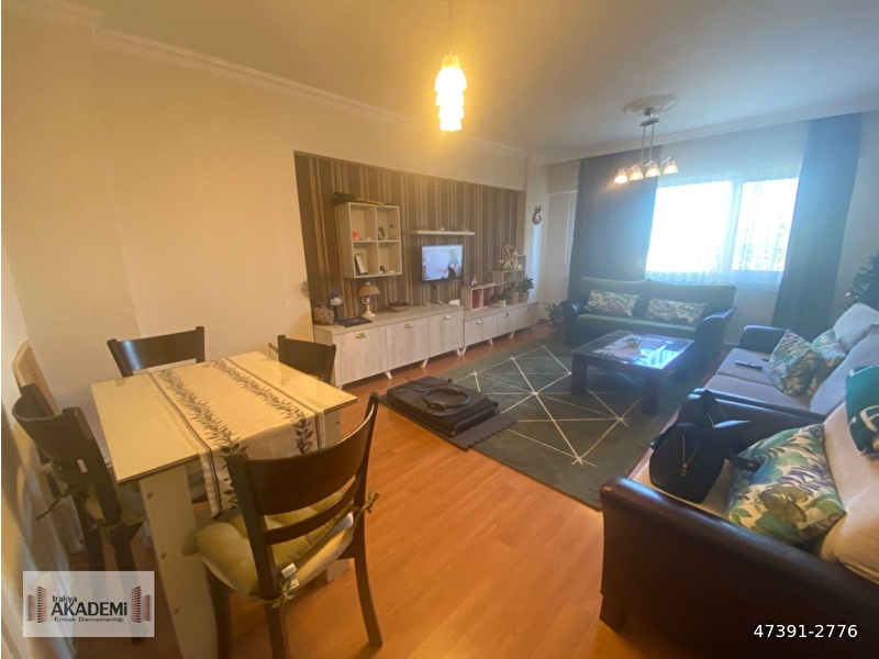 Beledi̇ye konutlarinda ki̇ralik eşyali 3+1  dai̇re