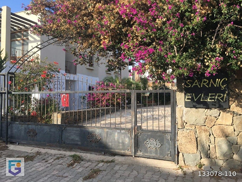 Gümüşlük merkezde eşyali satilik bahçe kati dai̇re.