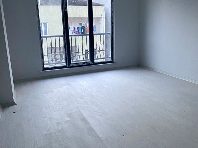 Gazi̇osmanpaşa'da caddeye 1 dak yeni̇ o boş 2+1 satilik dai̇re