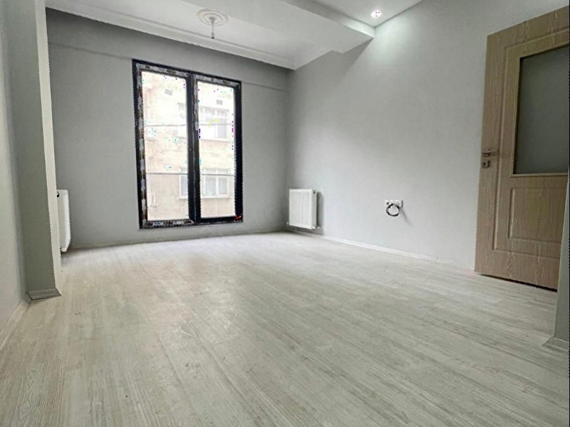 Sefaköy fevzi̇çakmak,ta 2+1 75m2 caddeye yakin arakat sifir dai̇r