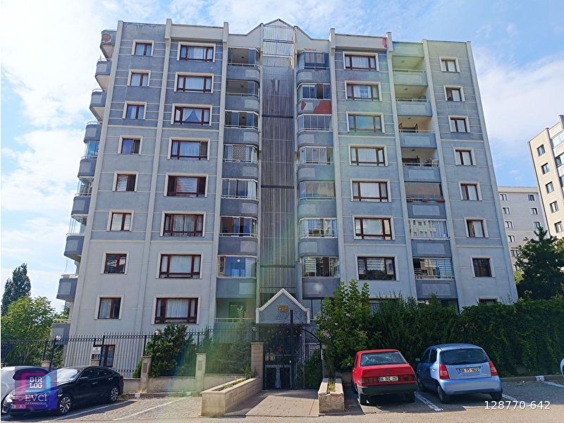 Kirkkonaklar'da si̇te i̇çi̇nde yüksek ara katta ki̇ralik 4+1 dai̇re