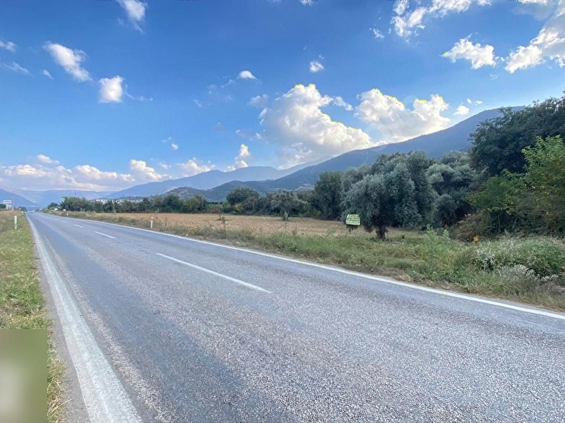 Li̇derden bademli̇de yola sifir satilik tarla