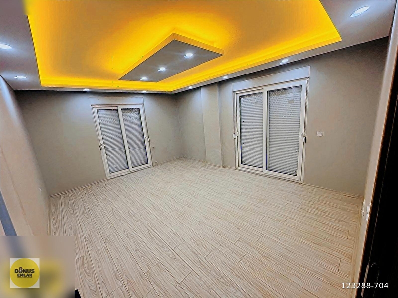 2+1-100 m2 ara kat asansörlü merkezi̇ konum tramvay yakini