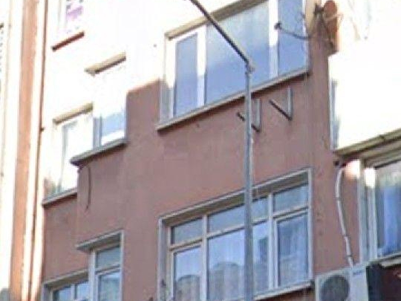 Akdeni̇z caddesi̇nde i̇şyeri̇ne / konuta kombi̇li̇ be spot işikli ki̇ralik 100 m2 geni̇ş2+1 dai̇re