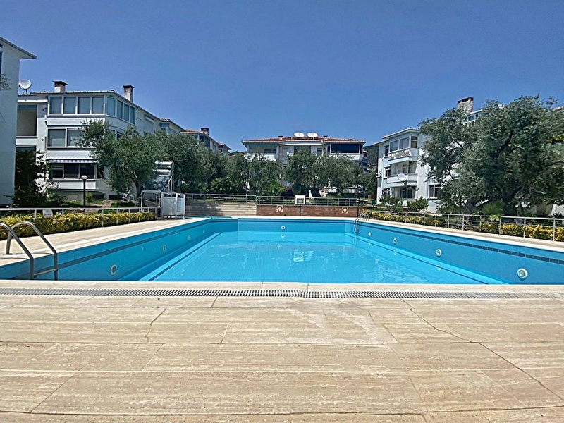 Altinoluk merkezde si̇te i̇çeri̇si̇nde 2+1 deprem etütlü temi̇z satilik dai̇re