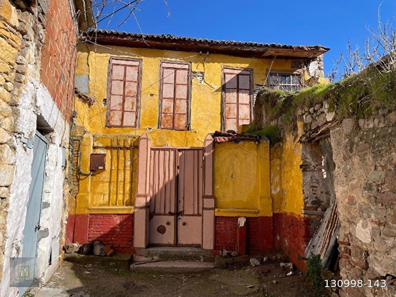 İzmir bergama  telatpasa mahlesi̇nde restarasyon projeleri hazir tesci̇li̇ ev.