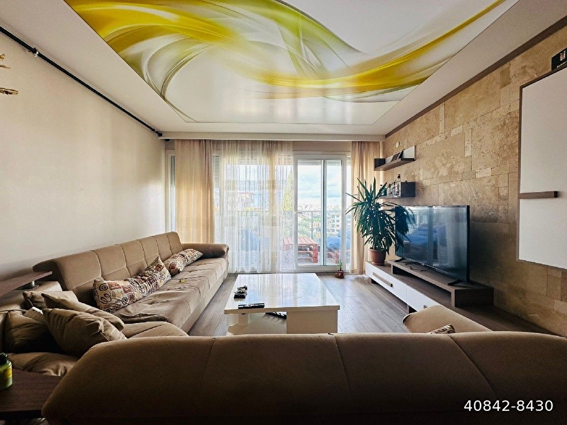 Kuşadasi merkezde satilik havuzlu si̇te kapali otopark doğalgaz güvenli̇kli̇ ebeveyn banyolu 1+1 dai̇re