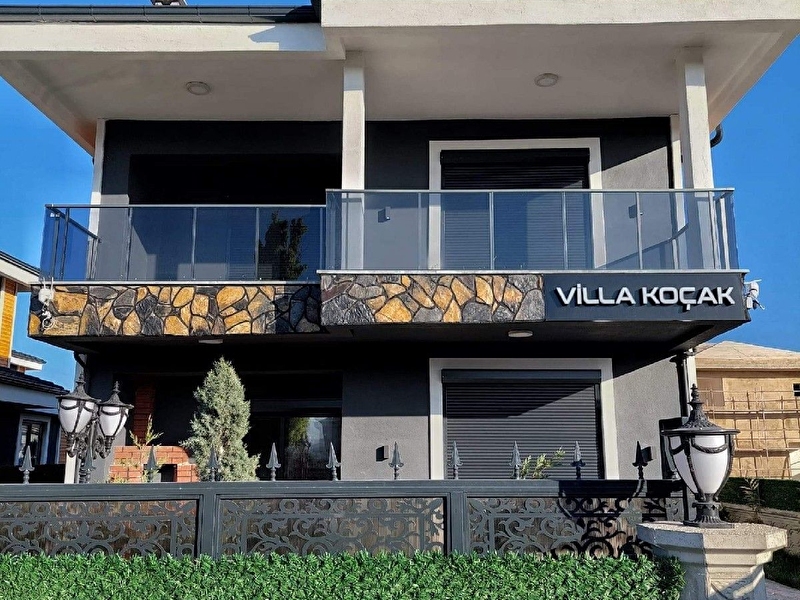 500m2 sahi̇bi̇nden meram'da geni̇ş bahçeli̇ lüks müstaki̇l vi̇lla