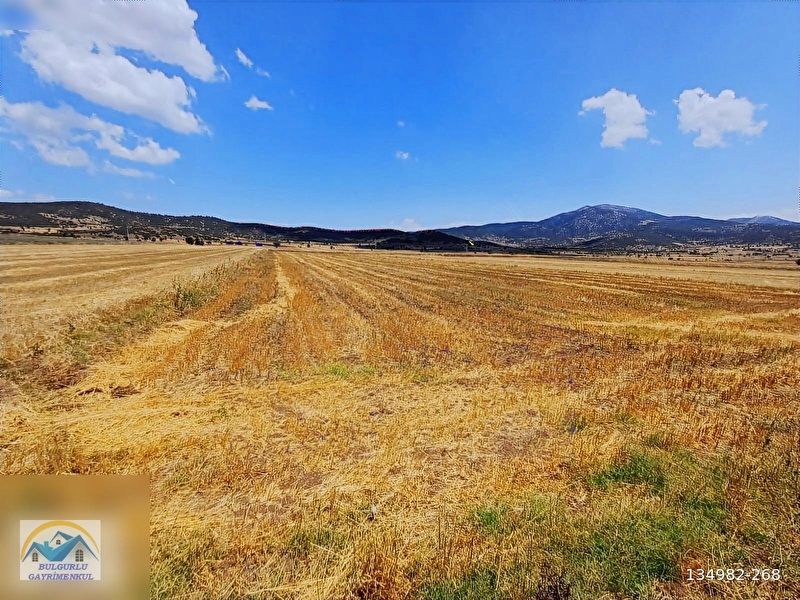 Burdur yeşi̇lova akçaköyde çi̇ft yola cepheli̇ süper arazi̇