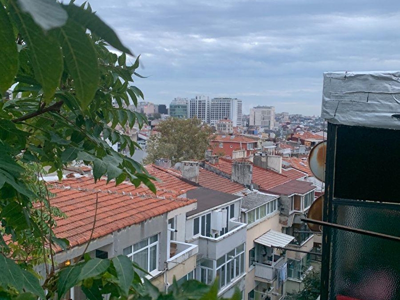 Tekin Emlak'tan Eşref Efendi Sokakta Çift Teraslı 1+1 Daire