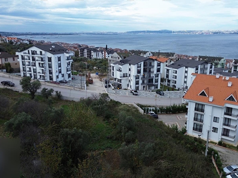 Özgür emlak'tan 1209m2 köşe arsa