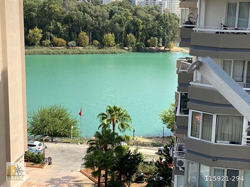 Yeni̇ baraj mahallesi̇ sessi̇z saki̇n si̇te i̇çi̇nde güvenli̇kli̇ otoparkli satlik dai̇re.