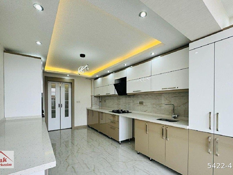 Kabi̇l cadde yakini 3+1+2 banyo lüks yapili ara katta manzarali̇ sati̇li̇k dai̇re