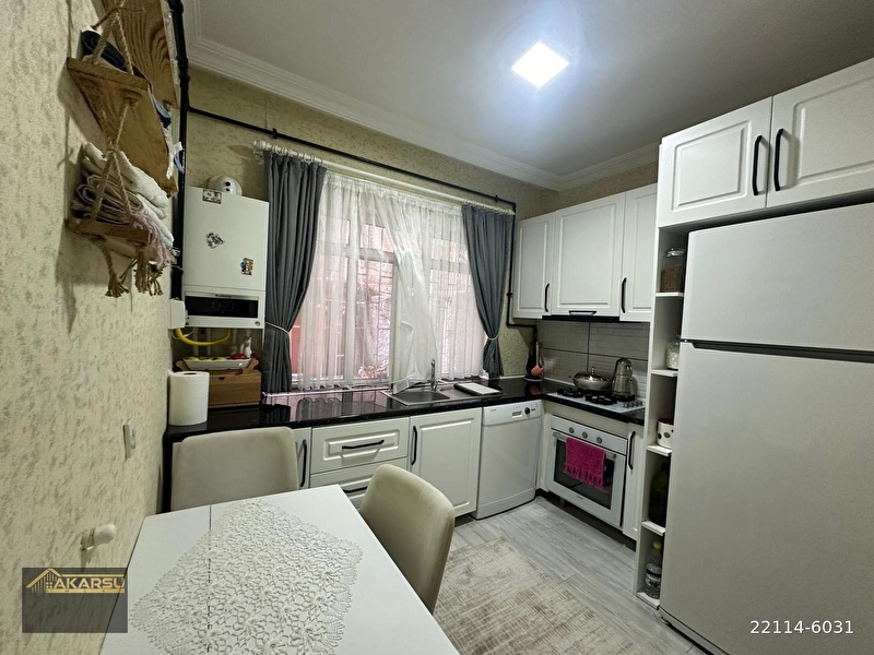 Akarsu emlak'tan di̇kmen cadde üzeri̇nde lüks yapili full eşyali gi̇ri̇ş kat 2+1 kombi̇li̇ merkezi̇ yerde