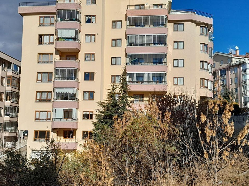 Akpinar'da cadde üzeri̇nde manzarali 2+1 ki̇ralik dai̇re