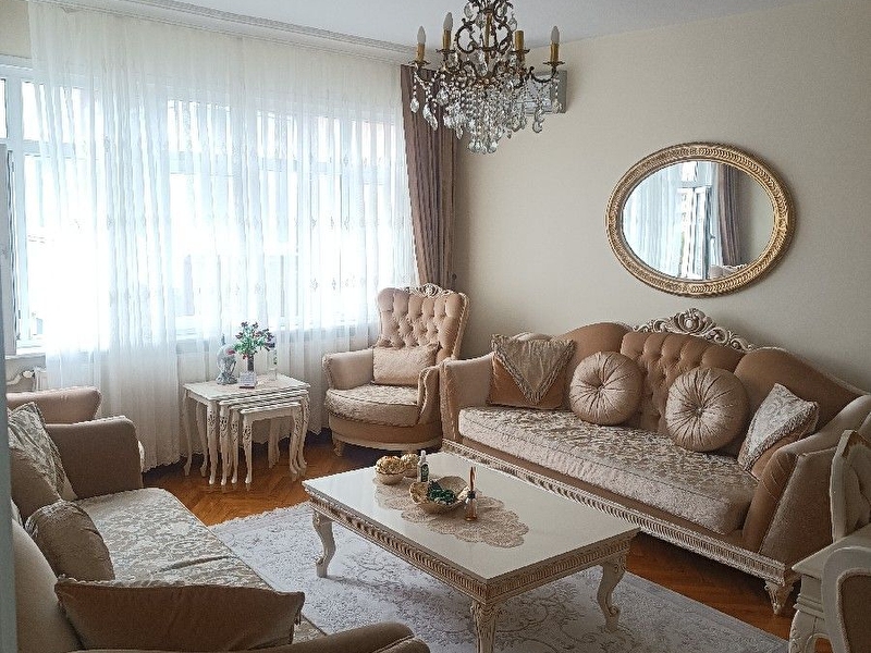Merkezi̇ yerde (si̇tede) köşe cepheli̇ ful yapili dai̇re.