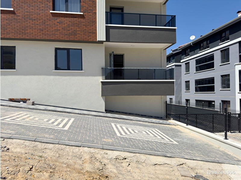 Alaçati g i̇ncek hari̇ka konum si̇tede i̇skanli satilik 1+1 dai̇re