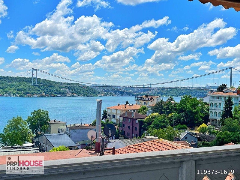 Emirgan'da boğaz manzaralı bakımlı satılık lüx villa