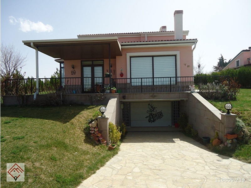 Murat çeli̇k'ten si̇tede göl manzarali müstaki̇l gi̇ri̇şli̇ vi̇lla