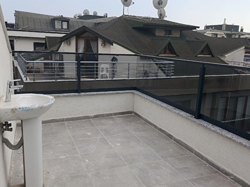 Maltepe merkez sahi̇le yürüme mesafesi̇nde otoparkli si̇tede 3+2 sifir satilik çati kati dubleks dai̇re