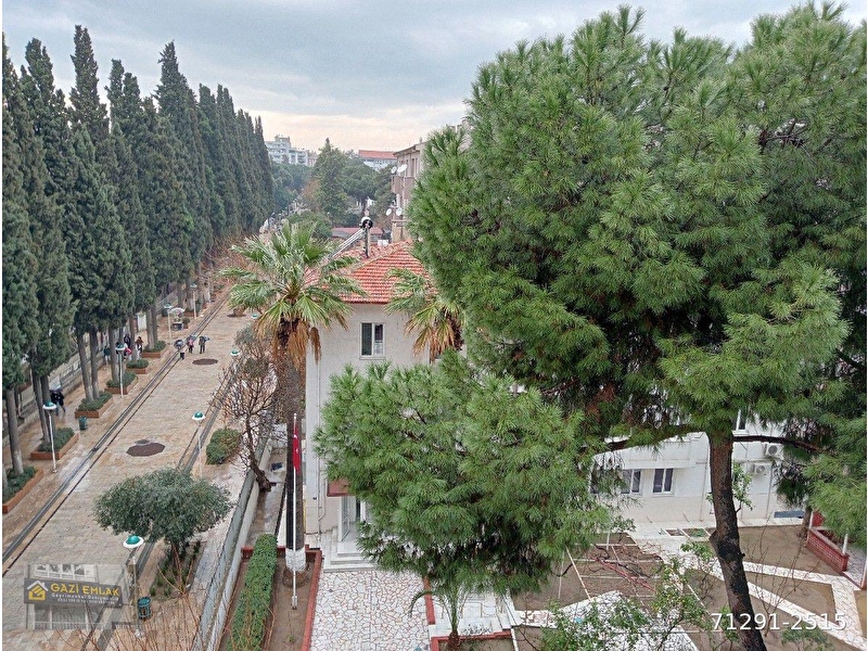 Gazi̇emlak tan hasanefendi̇ mah.asansörlú doğalgazli 3+1 147m2 dai̇re ki̇raliktir
