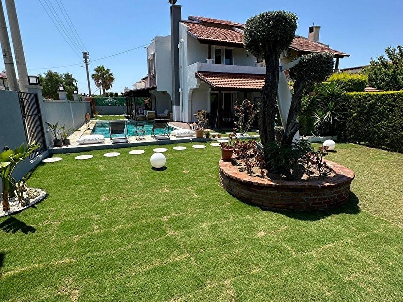 For sale & for rentten 4+1 alaçatida  135 m2 net  kullanim alanli havuzlu vi̇lla