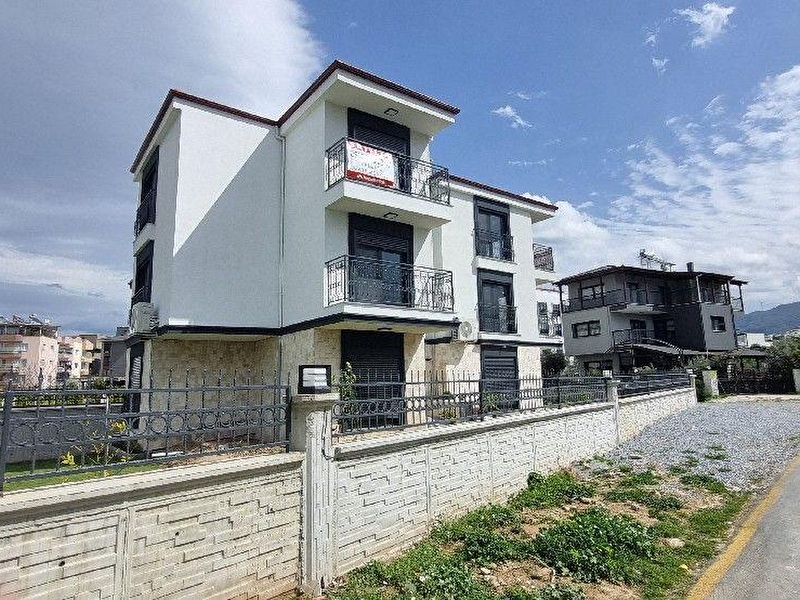 Kuşadası davutlar merkezinde asansörlü müstakil 6+2  geniş bahçeli tripleks yazlık