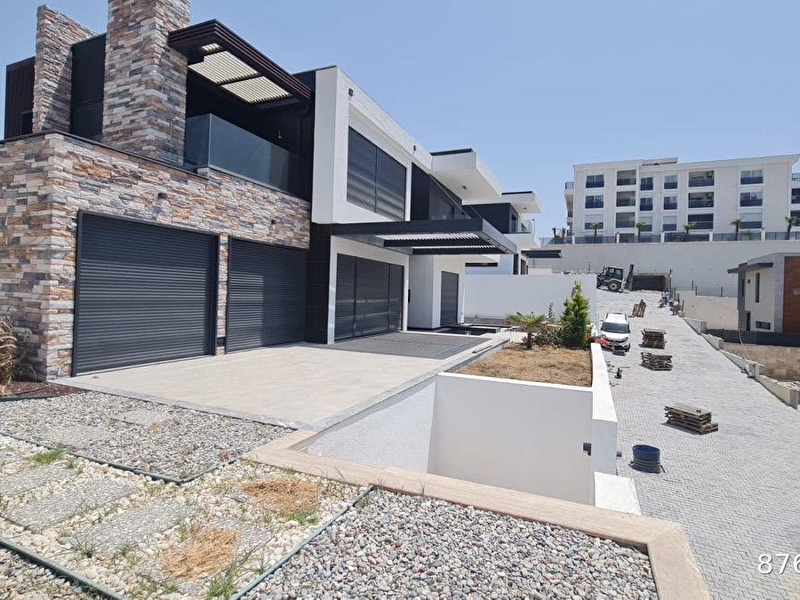Kuşadasi merkezde satilik ultra lüks tek müstaki̇l vi̇lla