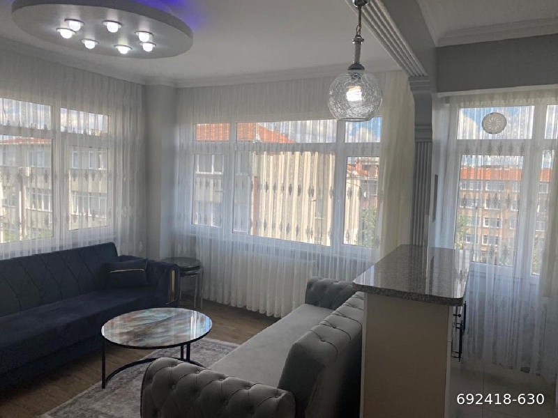 Merkezi̇ yerde full yapili (eşyali) köşe dai̇re.
