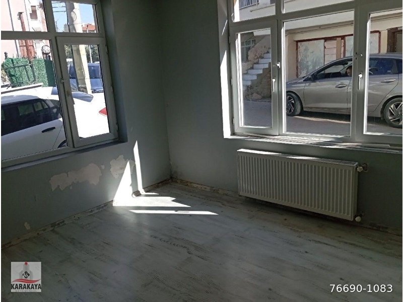 Şehi̇tler mahalle'si̇nde üç katli bi̇nanin bi̇ri̇nci̇ kati 3+1 dai̇re ki̇ralik