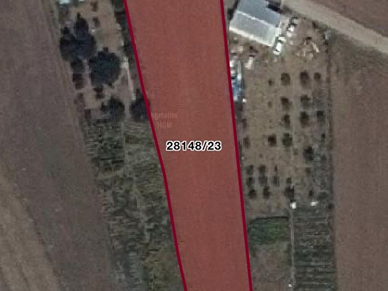 Ergon emlak'tan takmak köyü'nde yol kenarinda etrafi çevri̇li̇ , elektri̇ği̇ ve suyu olan tarla