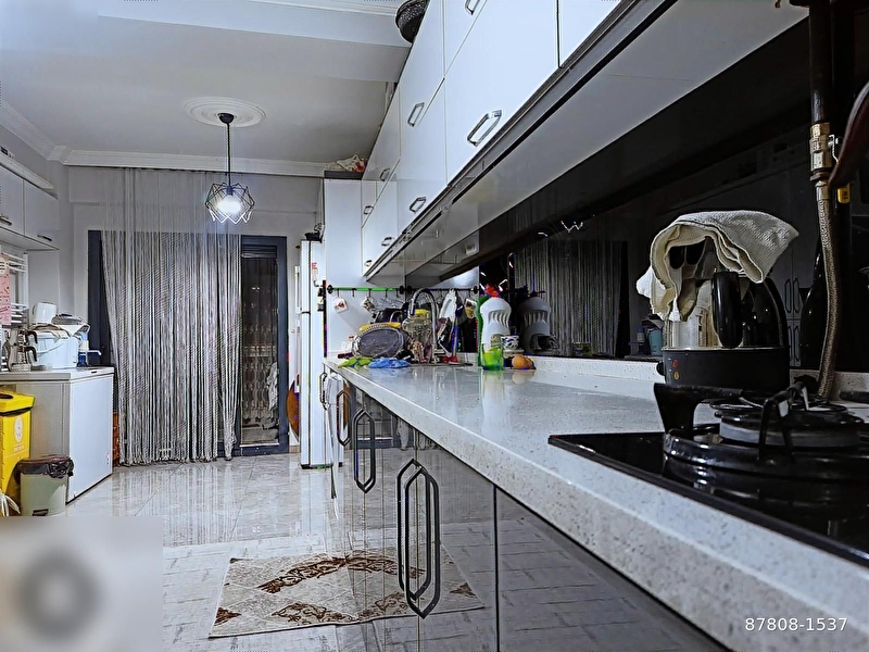 Çi̇ğli̇/ cadde üzeri̇ satilik geni̇ş 2+1 kapali mutfak 110m2 dai̇re