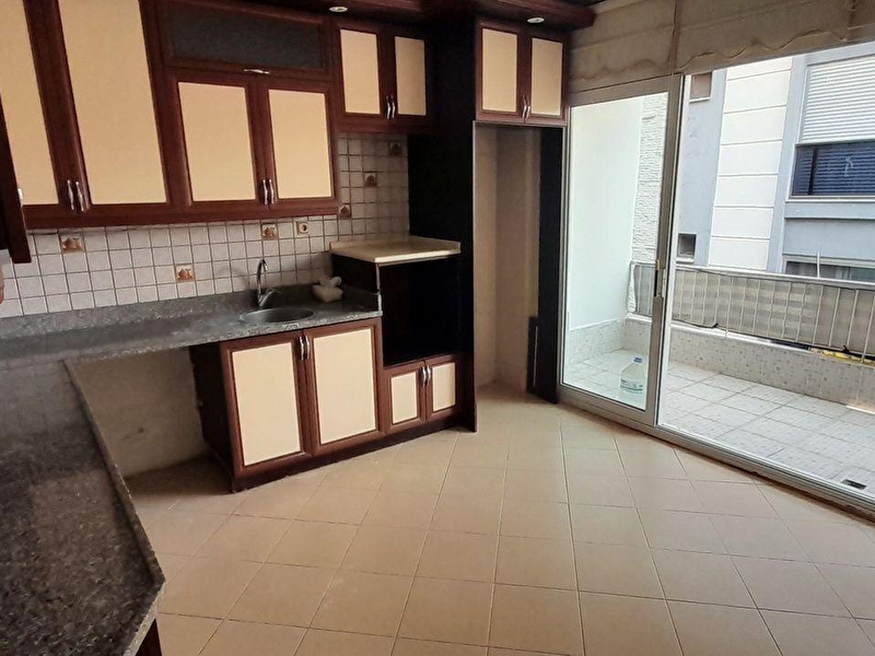 Karşıyaka tersane mahallesinde 2+1 naldöken metrosuna 50 mt mesafede 95 m2 son kat daire