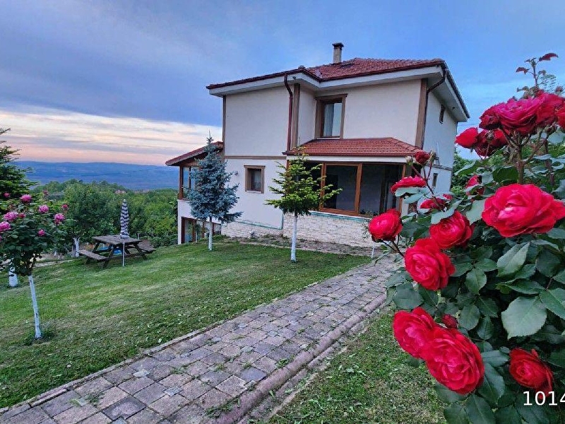 Sakarya serdivan çubuklu mah 1770 metre arsa içerisinde üç katlı triplex bina