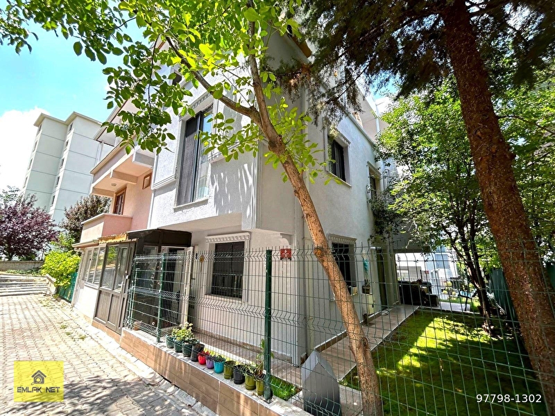 Bağlica gökçekent si̇tesi̇n'de merkezi̇ konumda 5+1 satilik vi̇lla..