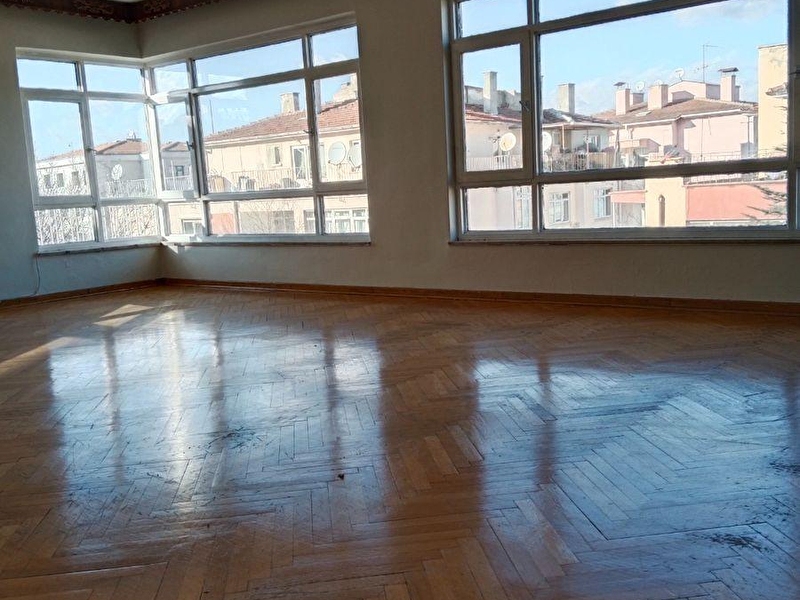Yukari b.evler kazaki̇stan cadde köşesi̇,80 sokakta sonkat 130 m' garajli  3+1 satilik dai̇re