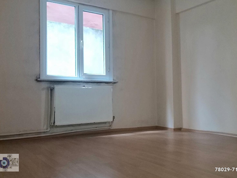 265 000 Tl E5e Birkac Adim Eski Ve Tadilat Ihtiyaci Var Merkezi Konumlu
