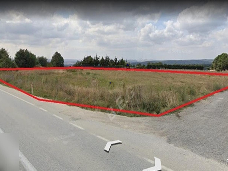 İhsaniye de eski i̇stanbul kırklareli yolu üzerinde köşe müstakil