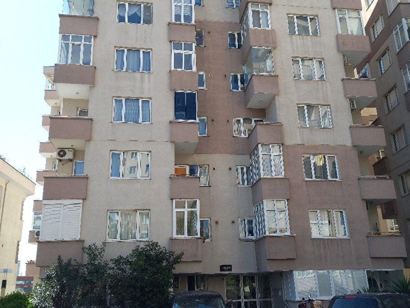 Güvenli̇kli̇ si̇tede 3+1 kombili 130m2 arakat...