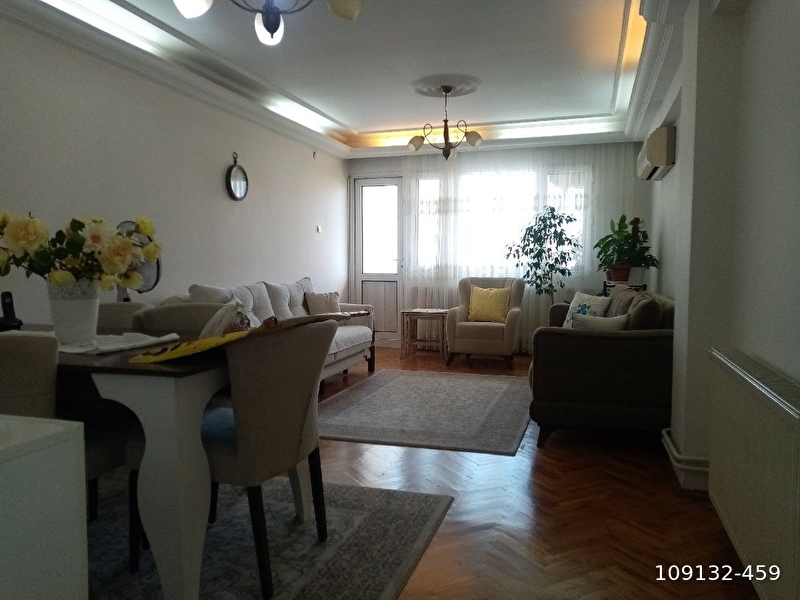 Karşiyaka merkezde otoparkli bakimli dai̇re