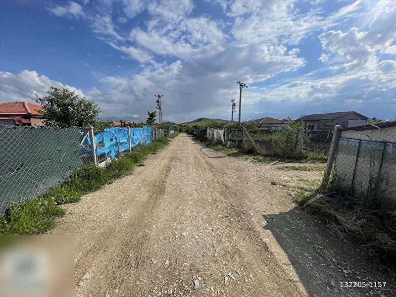 Zi̇rve'den si̇te i̇çeri̇si̇nde 1050 m2 arsa elekti̇ri̇k su 64 m2 ev var