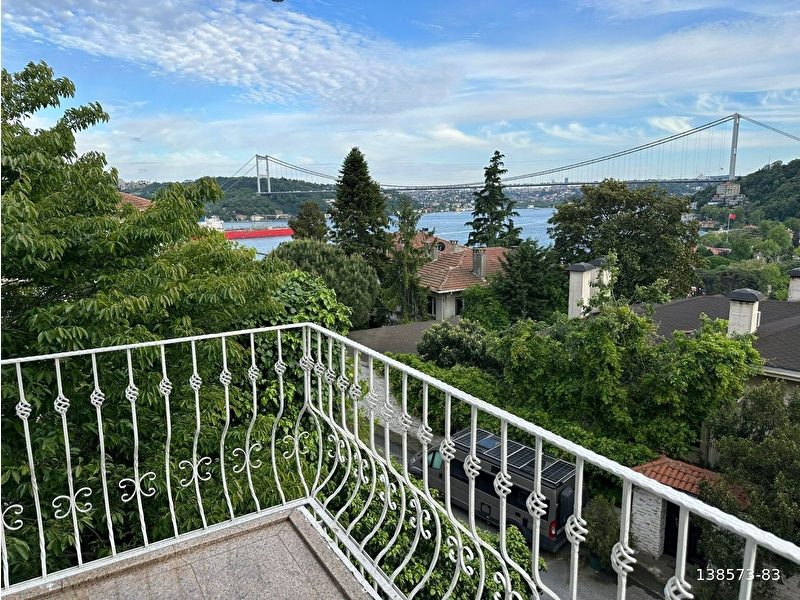 Emirgan'da, boğaz manzaralı 2+1 daire
